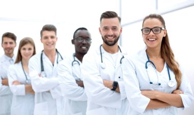 Güzel genç doktor ekibiyle birlikte konferans salonu