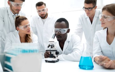 Laboratuvar mont ve koruyucu gözlük deneyler yapma odaklı kimyagerler.