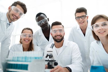 Grup genç klinisyenler deneme araştırma laboratuvarında