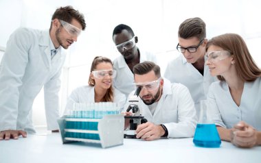 Kimya deneyi - aşı test laboratuvarında bilim adamları