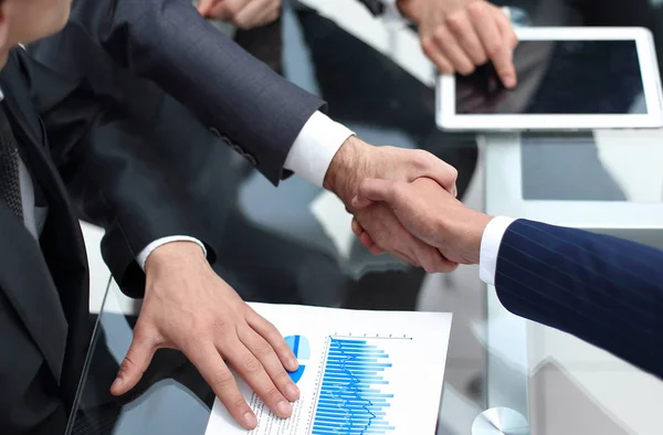 Fecha. investidor e empresário apertando as mãos — Fotografia de Stock