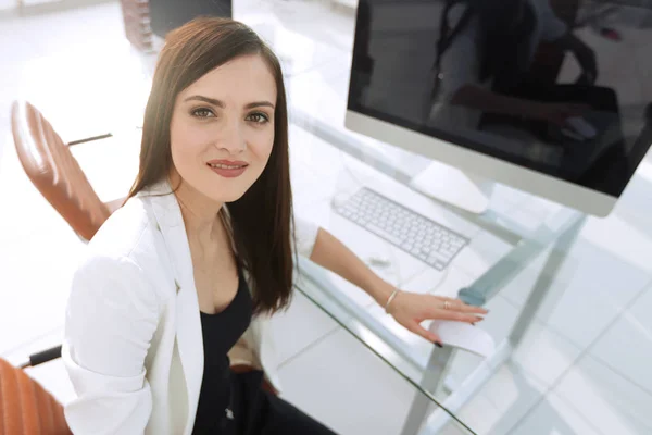 Kantoor werknemer vrouw was aarzelend over de onzekere situatie. — Stockfoto