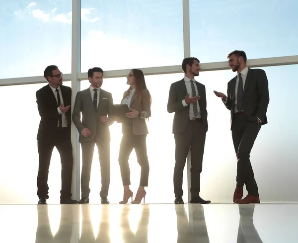 Persone a piedi in ufficio sullo sfondo soleggiato — Foto Stock