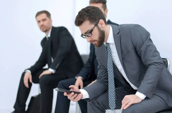 Grupp av affärsmän som väntar på ett möte som sitter i office receptionen. — Stockfoto