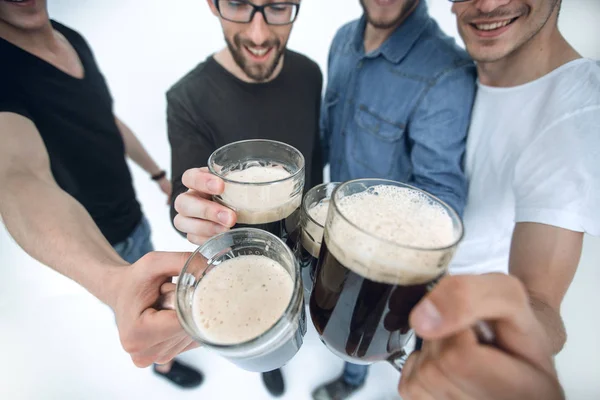 Закрыть кружки пива в руках группы мужчин — стоковое фото