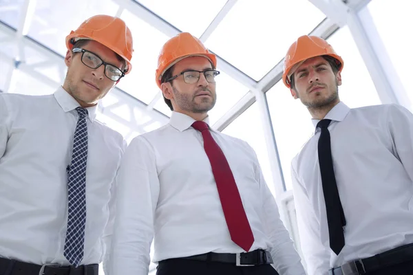 Grupo de arquitectos de diseñadores en el fondo de la oficina . —  Fotos de Stock