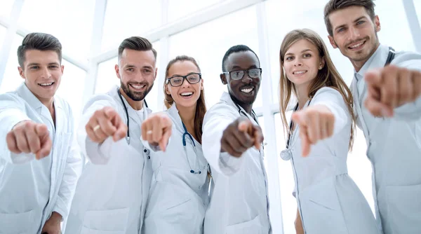 Collègues médecins confiants debout ensemble — Photo