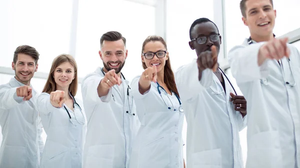 Csoportja orvosok mosolyogva, elszigetelt, felett fehér — Stock Fotó