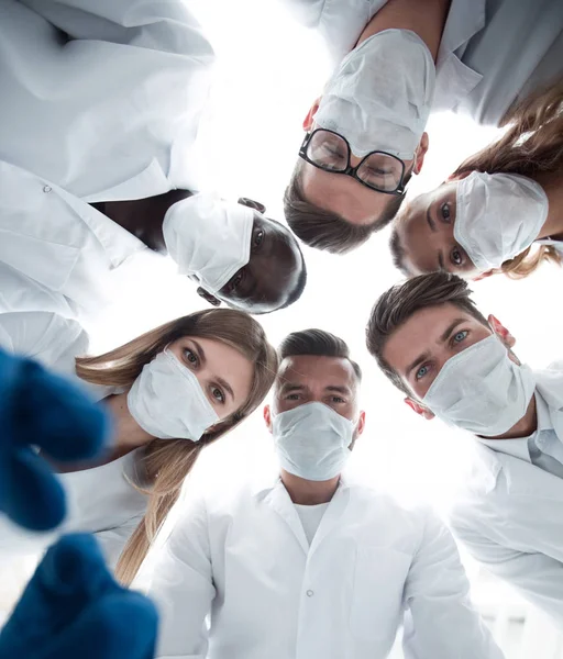 Anestesisti e chirurghi che lavorano nella sala operatoria — Foto Stock