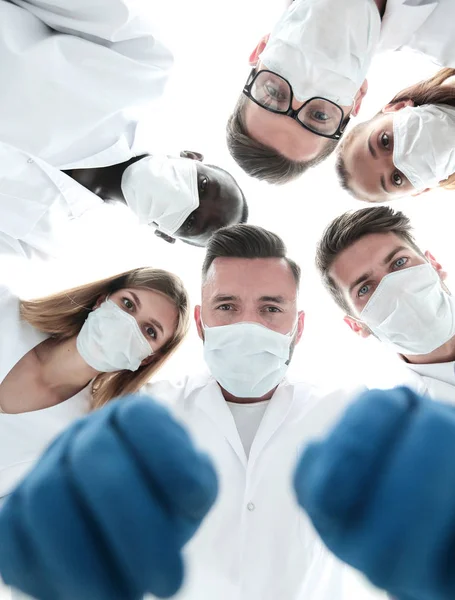 Equipo de médicos mirando al paciente —  Fotos de Stock