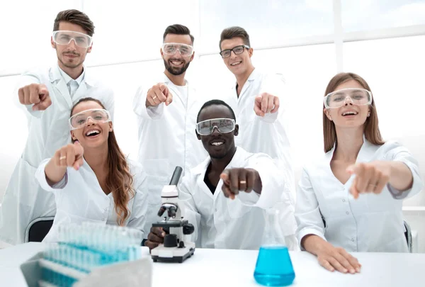 Grupo de jóvenes científicos exitosos posando para la cámara — Foto de Stock