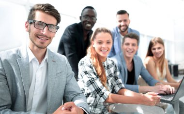 Ofis çalışanları toplantısında masaya oturuyor