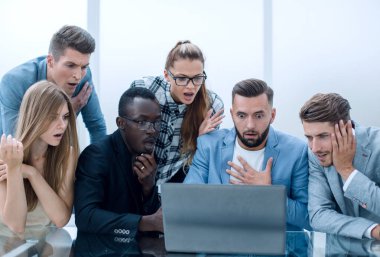 t otururken bilgilere bir laptop tasarımcıları bakmak