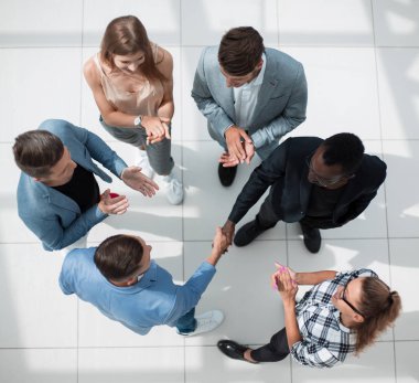takım işadamlarından ayakta office, el sıkışma, üstten görünüm