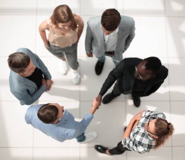 takım işadamlarından ayakta office, el sıkışma, üstten görünüm