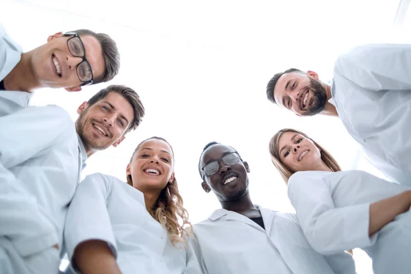 Grupa lekarzy pracujących w laboratorium szpitala — Zdjęcie stockowe