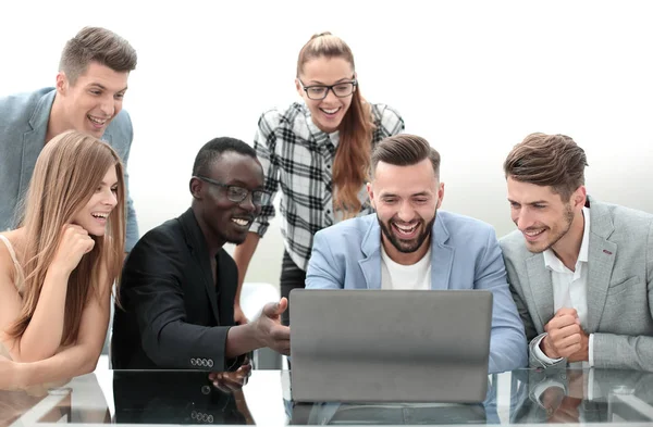 Reunião de negócios no escritório com computador portátil — Fotografia de Stock