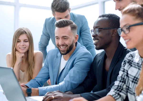 Grupo multinacional de jóvenes en la mesa — Foto de Stock