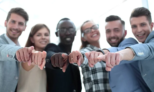 Porträt aufgeregter junger Geschäftsleute, die auf dich zeigen — Stockfoto