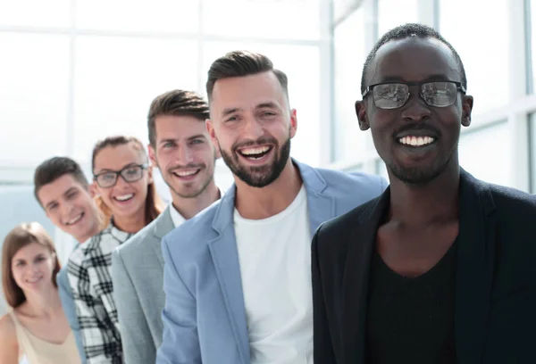 Retrato del equipo creativo de pie en la oficina — Foto de Stock