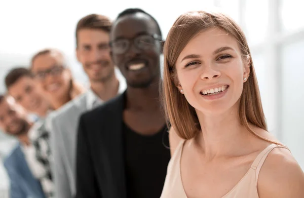 Affärsmän som står i rad på office bakgrunden — Stockfoto