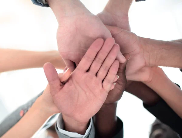 Vista de ángulo bajo de personas en forma que apilan las manos — Foto de Stock