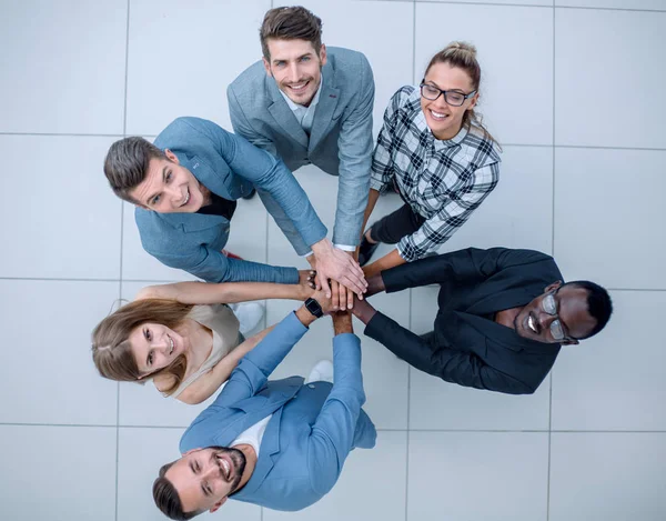 Concepto de trabajo en equipo. Vista superior de ángulo alto de la juventud hipster doblado — Foto de Stock