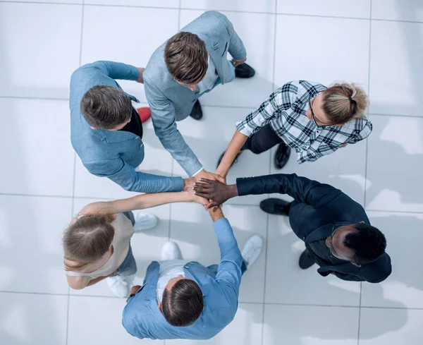 Concepto de trabajo en equipo. Juventud multiética diversión, emoción y regocijo — Foto de Stock