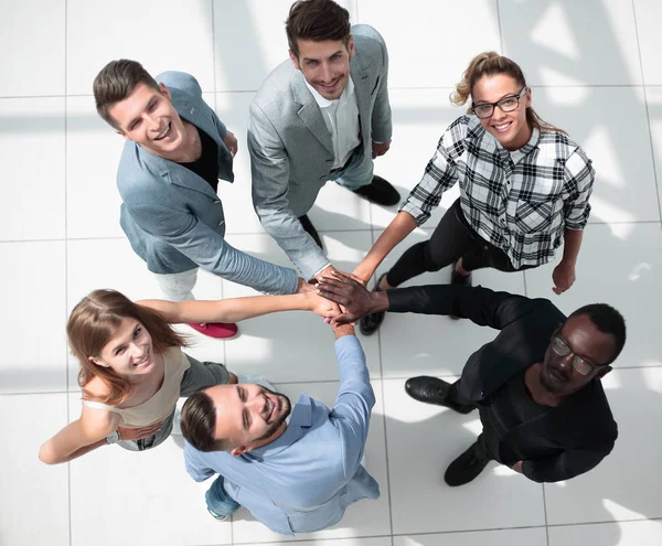 Ansicht von oben. multinationale Kollegen stehen im Büro und halten — Stockfoto