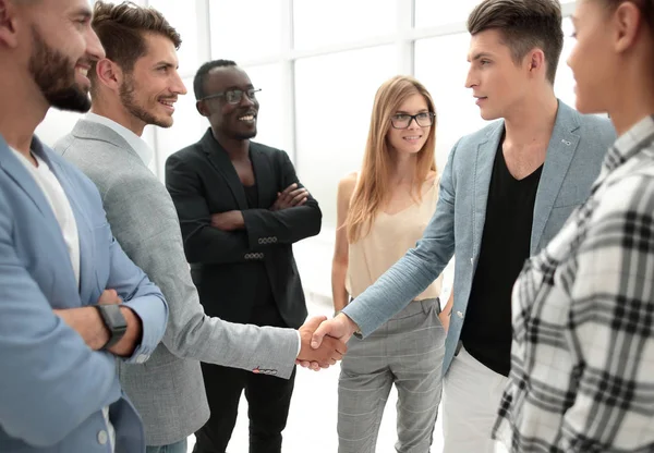 Equipo de gente de negocios sonriente trabajando en la oficina — Foto de Stock