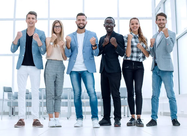 Gelukkig lachend zakelijke team staan in een rij — Stockfoto