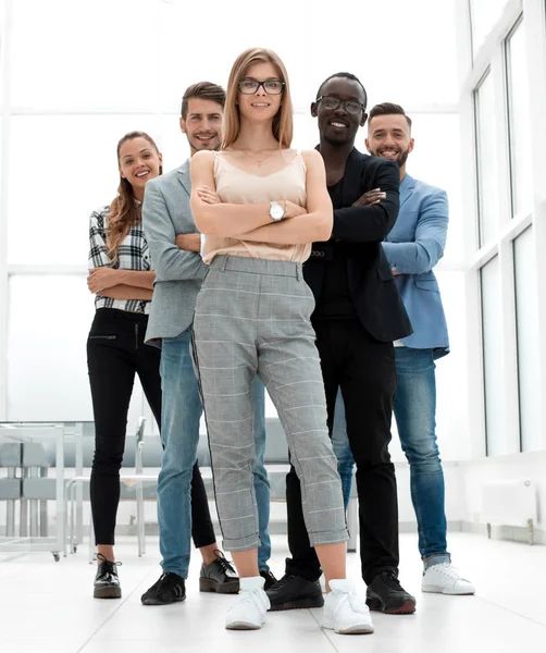 Full längd leende business folk grupp stående i en rad w — Stockfoto