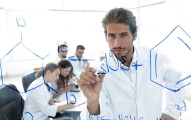 şeffaf yönetim kurulu ile görüntüleyin. bilim adamı tahtaya yazıyor