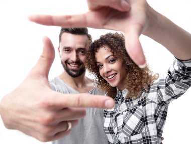 yeni evliler parmakları çerçevede bak.