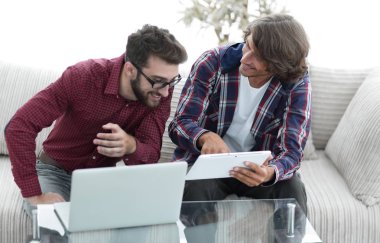 iki creative web tasarımcıları bir tablet ve bir dizüstü bilgisayar ile çalışma.