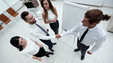 sunum öncesi meslektaşlarının el sıkışma.