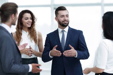 iş adamları ayakta Office iddia