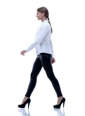 Tarafsız bakış. Tamamen büyümüş. Kendine güvenen genç bir kadın güvenli bir şekilde ilerliyor..