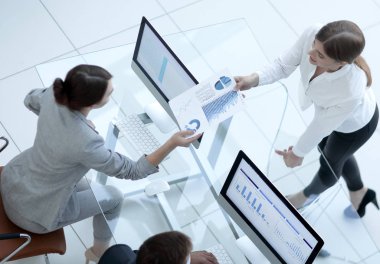 Üst düzey yönetici çalışana mali belgeyi iletir