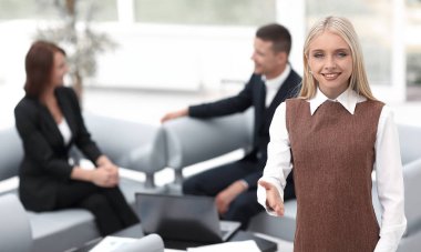 müşteri karşılamak için elini uzanan genç iş kadını