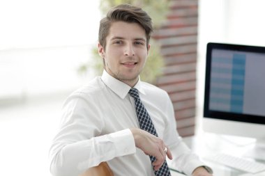 çalışan bir bilgisayar ekranı önünde oturan