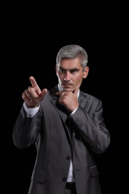 Yetişkin işadamı boş bir alana işaret