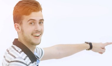 ileriye dönük ve kameraya bakarak yan view.modern genç adam.