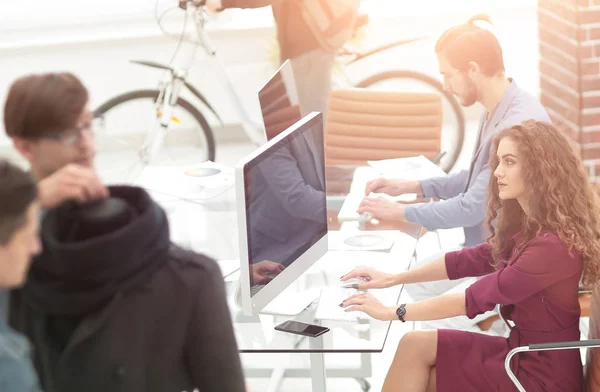 Grupo de diseñadores que trabajan en una oficina moderna — Foto de Stock