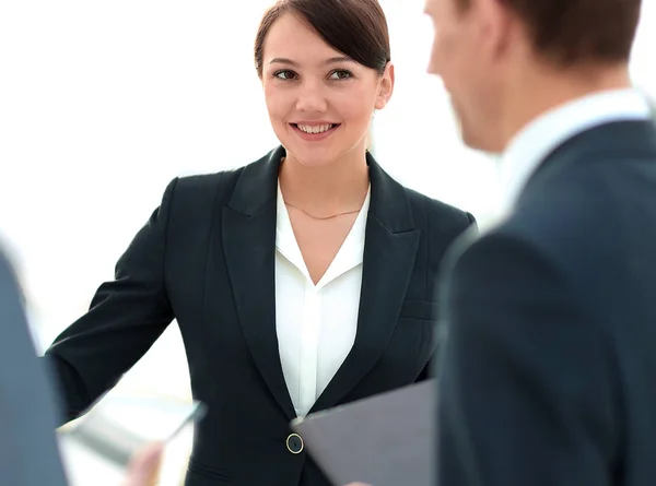 Femme d'affaires souriante montrant des informations de collègue sur le tableau à feuilles mobiles . — Photo