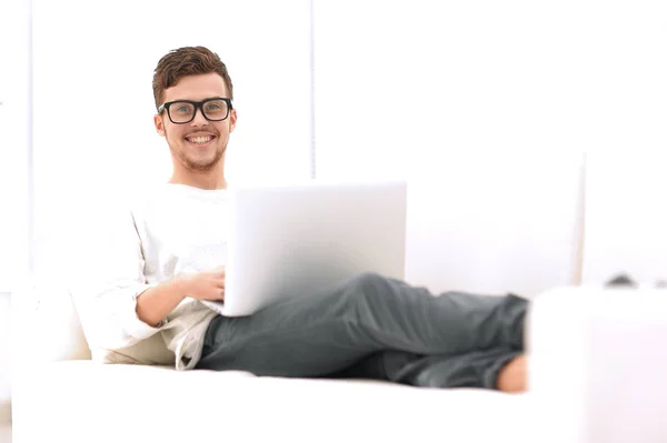 Succesvolle jonge mannelijke freelancer werkt op laptop thuis. — Stockfoto