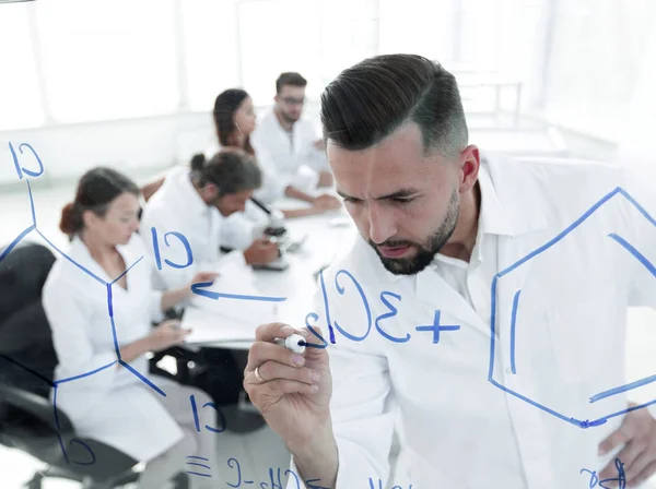 Primo piano di un uomo scienziato che lavora con le formule — Foto Stock