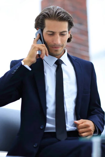 Бизнесмен разговаривает по смартфону. — стоковое фото
