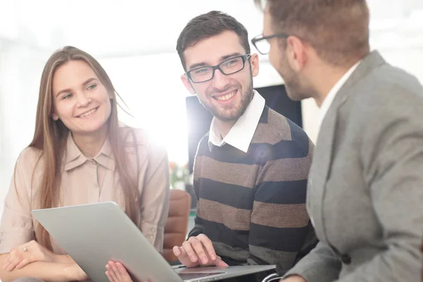 Tres empleados felices trabajando en línea con una tableta — Foto de Stock