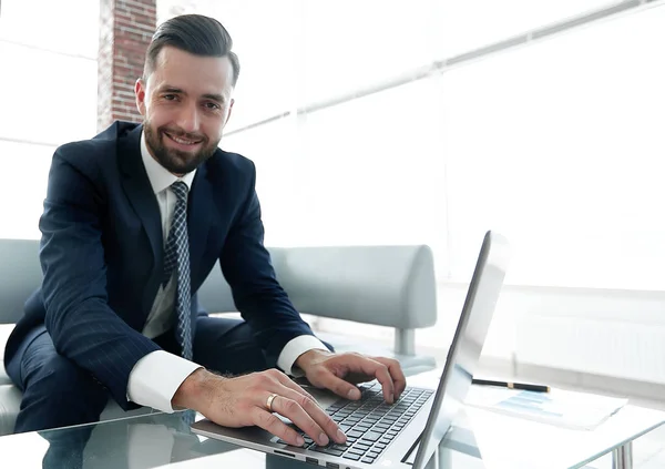 Succesvolle man aan het werk op laptop in moderne kantoren — Stockfoto